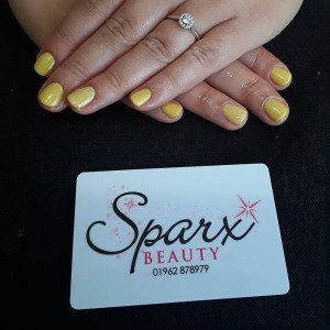 yellow-nail-trends-best-beauty-salon-in-winchester
